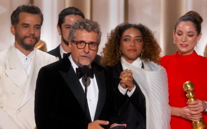 Kleber Mendonça Filho, director a de ‘O Agente Secreto’ (2025); a su derecha, el actor Wagner Moura