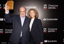 Enrique Vila-Matas, distinguido con el Premio Zenda de Honor por su desafío a “las convenciones y rutinas literarias” Enrique Vila-Matas, Premio Zenda de Honor, y Elena Ramírez, directora editorial de Seix Barral, durante la gala de los Premios Zenda, en Madrid