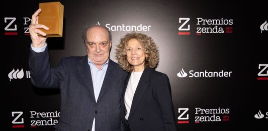 Enrique Vila-Matas, Premio Zenda de Honor, y Elena Ramírez, directora editorial de Seix Barral, durante la gala de los Premios Zenda, en Madrid