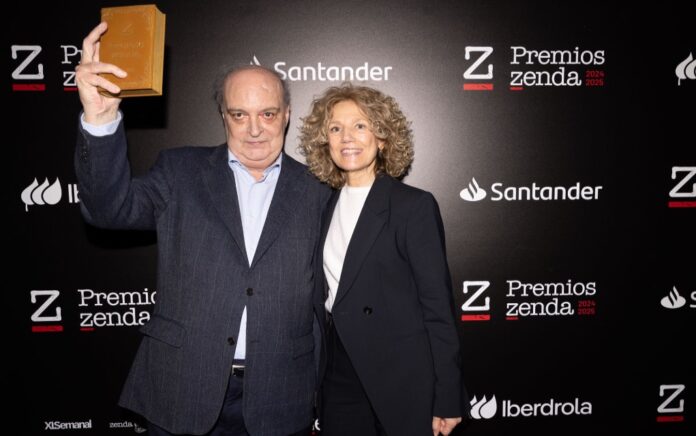 Enrique Vila-Matas, Premio Zenda de Honor, y Elena Ramírez, directora editorial de Seix Barral, durante la gala de los Premios Zenda, en Madrid