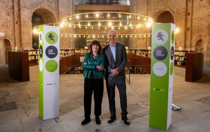 La escritora española Rosa Montero junto al presidente de Aena, Maurici Lucena, durante la presentación en Madrid del Premio Aena Narrativa