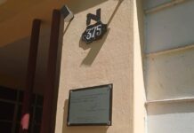 Develada una placa que honra al gran Virgilio Piñera en el edificio habanero donde vivió sus últimos años Tarja develada en la última morada del escritor cubano Virgilio Piñera (Cárdenas, 1912 - La Habana, 1979)