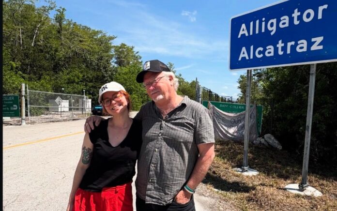 Carla Colomé Santiago, periodista de ‘El País’ y ‘El Estornudo’, junto a Jon Lee Anderson, de ‘The New Yorker’ en Alligator Alcatraz, Florida