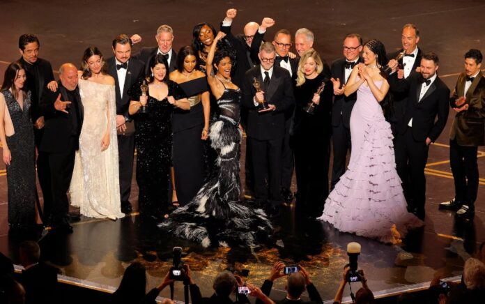 Paul Thomas Anderson celebra el Oscar a Mejor película por ‘One Battle After Another’; The Dolby Theater, Los Ángeles, EE.UU., 15 de marzo de 2026