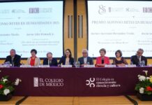 Colegio de México otorgó el Premio Alfonso Reyes 2025 al historiador John Womack Jr. y la lingüista Ascensión Hernández Triviño John Womack Jr. (tercero desde la izq.), profesor emérito de la Universidad de Harvard, y Ascensión Hernández Triviño (tercera desde la der.), filóloga y lingüista española; ceremonia del Premio Alfonso Reyes 2025