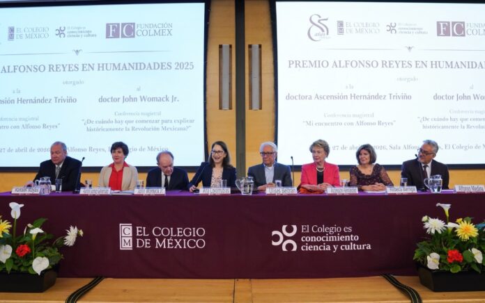 John Womack Jr. (tercero desde la izq.), profesor emérito de la Universidad de Harvard, y Ascensión Hernández Triviño (tercera desde la der.), filóloga y lingüista española; ceremonia del Premio Alfonso Reyes 2025