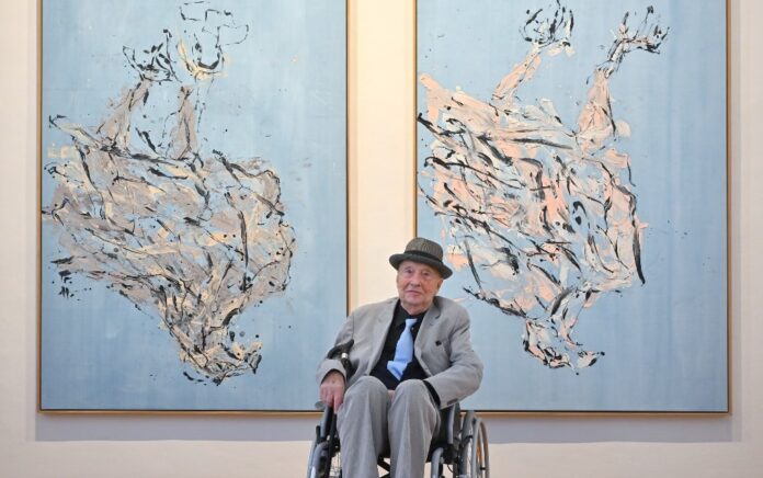Georg Baselitz, pintor alemán en una exhibición de su obra en Salzburgo, Austria, 2024