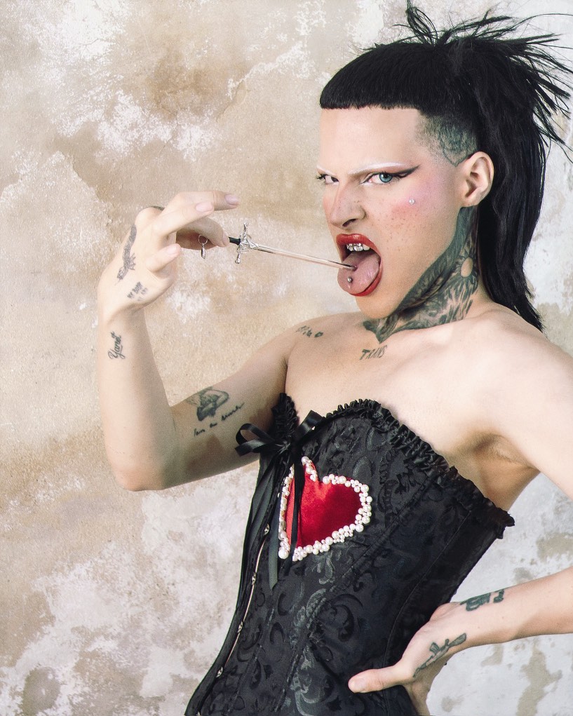 Nayer Ghidorah, artista queer