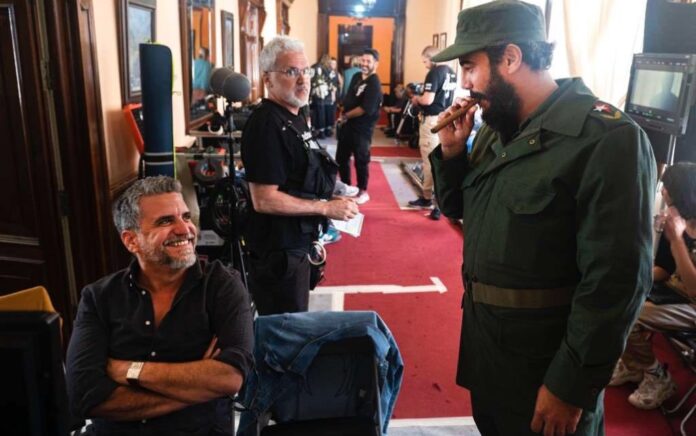 Pavel Giroud en el set de ‘Comandante Fritz’ junto al actor cubano Carlos Enrique Almirante como Fidel Castro