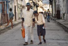 “Todas las voces…”: lanzan una encuesta abierta a todos los cubanos sobre las perspectivas políticas y sociales en la isla En una calle de La Habana, 2025