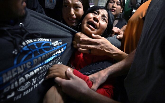 ‘Separated by ICE’ fotografía de Carol Guzy (ZUMA Press y iWitness, para ‘Miami Herald’), ganadora del World Press Photo 2026