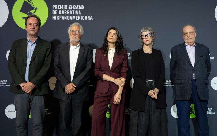 Marcos Giralt Torrente, Héctor Abad Faciolince, Samantha Schweblin (ganadora), Nona Fernández y Enrique Vila-Matas, finalistas del primer Premio Aena Narrativa; Barcelona, 8 de abril de 2026