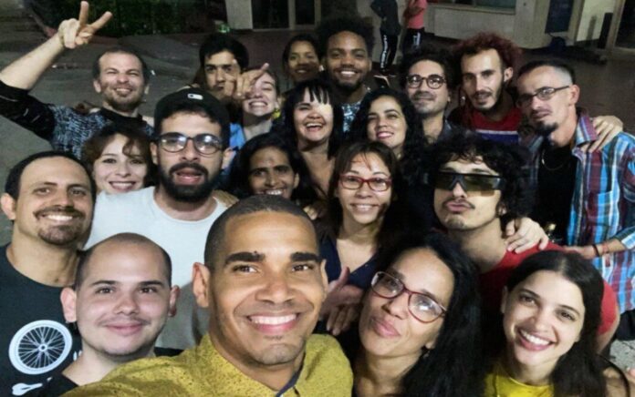 Luis Manuel Otero (primer plano, al centro) junto a amigos y colegas en La Habana