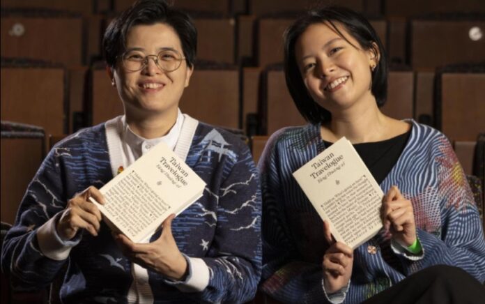 Yáng Shuāng-zǐ y Lin King, autora y traductora, respectivamente, de ‘Taiwan Travelogue’, novela ganadora del International Booker Prize 2026