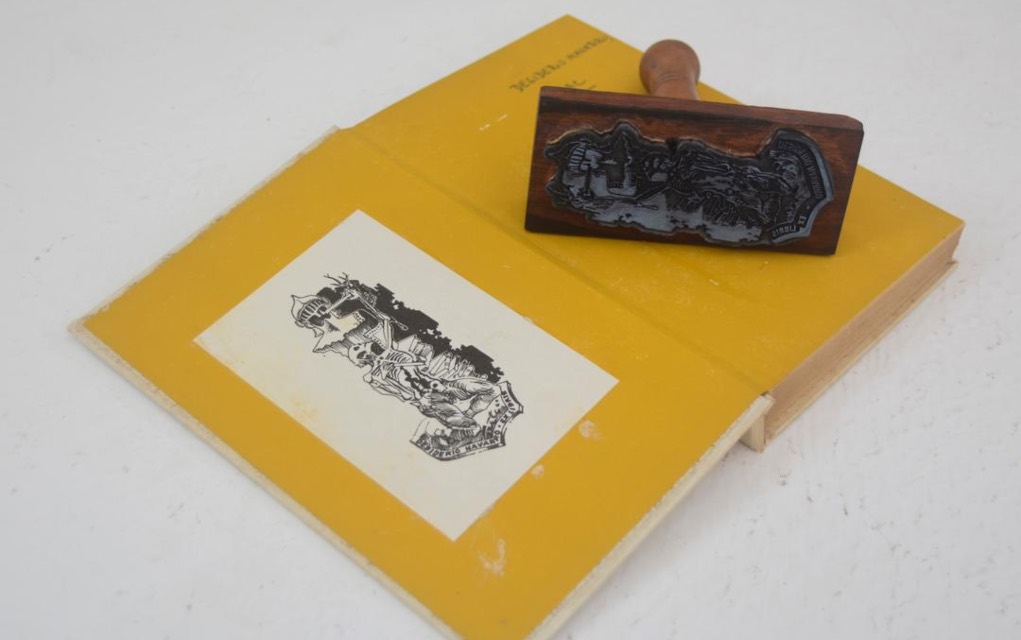 Exlibris perteneciente a Desiderio Navarro. Presentación de libros en el estudio del artista Yornel Martínez Elías, en el Palacio de las Ursulinas, La Habana Vieja; junio de 2026