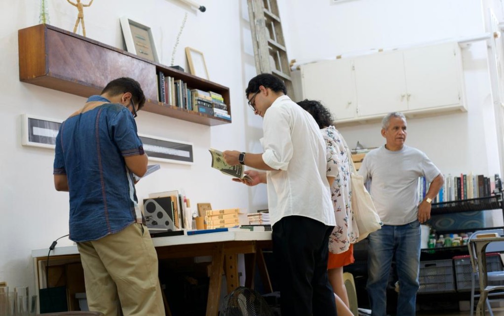 Presentación de libros de la colección de Desiderio Navarro y el Cultural Criterios en el estudio del artista Yornel Martínez Elías, en el Palacio de las Ursulinas, La Habana Vieja; junio de 2026