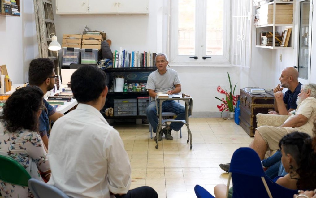 Presentación de libros de la colección de Desiderio Navarro y el Cultural Criterios en el estudio del artista Yornel Martínez Elías, en el Palacio de las Ursulinas, La Habana Vieja; junio de 2026