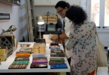 Artista Yornel Martínez Elías se activa para rescatar el legado del crítico y teórico literario cubano Desiderio Navarro Presentación de libros de la colección de Desiderio Navarro y el Cultural Criterios en el estudio del artista Yornel Martínez Elías, en el Palacio de las Ursulinas, La Habana Vieja; junio de 2026