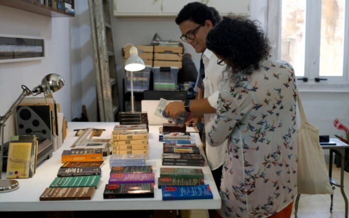Presentación de libros de la colección de Desiderio Navarro y el Cultural Criterios en el estudio del artista Yornel Martínez Elías, en el Palacio de las Ursulinas, La Habana Vieja; junio de 2026