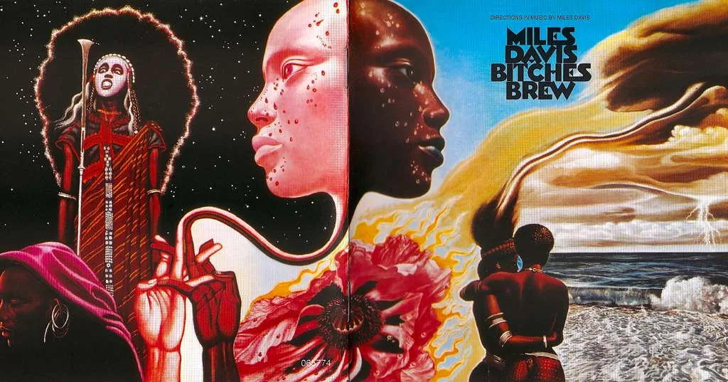 Portada-gatefold completa del álbum Bitches Brew (1970) de Miles Davis, con arte afrofuturista de Mati Klarwein.