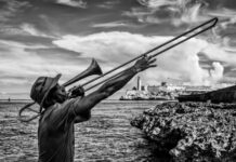Fotógrafo español Luis Casadevall expone en Madrid una versión del alma de La Habana “El músico en el Malecón”, junio de 2013; Luis Casadevall