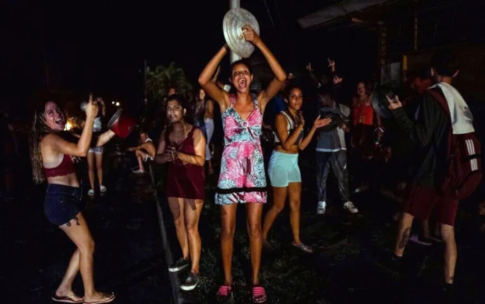 Mujeres cubanas golpean calderos en una protesta nocturna durante un apagón en La Habana