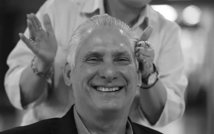 Miguel Díaz-Canel ríe mientras su esposa le acomoda el pelo antes de la entrevista con Folha de S.Paulo