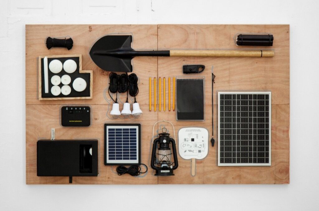 Kit de supervivencia para exposiciones sin electricidad por Yonlay Cabrera | Rialta