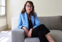Emily Wilson, némesis crítica del filme de Nolan, trabaja “desde cero” en una nueva traducción al inglés de ‘La Odisea’ Emily Wilson (Oxford, Reino Unido, 1971), profesora de Estudios Clásicos y traductora de 'La Odisea' y 'La Ilíada'