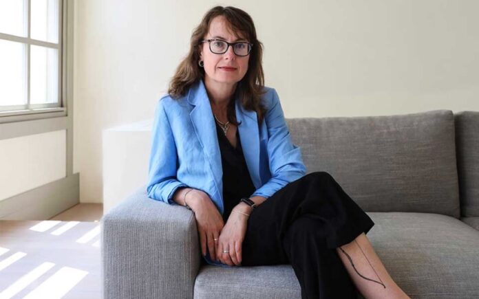 Emily Wilson (Oxford, Reino Unido, 1971), profesora de Estudios Clásicos y traductora de 'La Odisea' y 'La Ilíada'