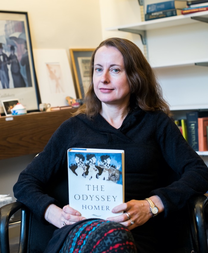 Emily Wilson (Oxford, Reino Unido, 1971), profesora de Estudios Clásicos y traductora de 'La Odisea' y 'La Ilíada'