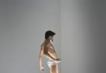 El Met presentará ‘The Spaces Between’, la primera gran exposición de Felix Gonzalez-Torres en Nueva York en tres décadas un bailarín con slip plateado y mascarilla sobre la plataforma iluminada de ‘Untitled’ (Go-Go Dancing Platform) de Félix González-Torres.