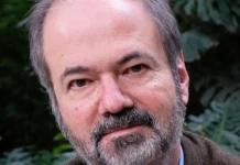 Escritor mexicano Juan Villoro obtiene el Premio Internacional Carlos Fuentes 2026 Retrato editorial de un hombre de cabello y barba grises con blazer marrón, identificado como el escritor Juan Villoro, ganador del Premio Carlos Fuentes 2026.