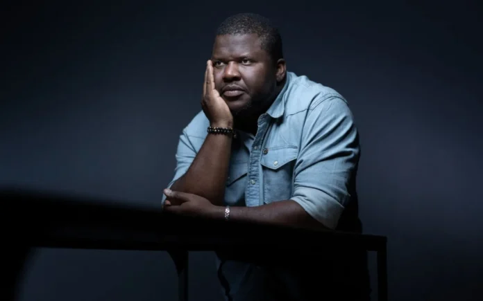Thélyson Orélien, autor de ‘C’était ça ou mourir’, novela retirada de la selección del Premio Goncourt tras acusaciones de escritura con IA.