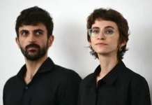 ‘NAZA’, documental sobre la aritmética de la matanza de civiles en Gaza, podrá verse gratis en línea Yuval Abraham y Rachel Szor, directores del documental ‘Naza’, en la presentación de la película en Venecia.