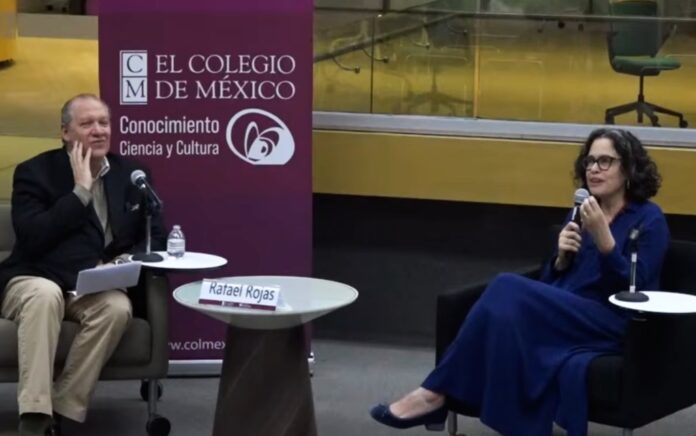 Ada Ferrer junto a Rafael Rojas durante una charla en el Colegio de México, Ciudad de México; octubre de 2026