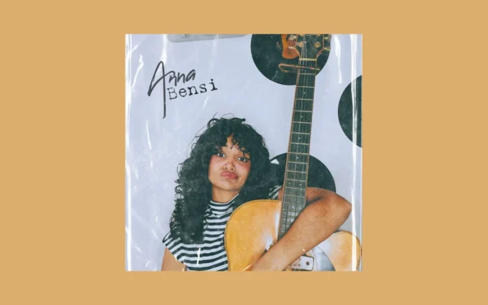 Anna Bensi abraza su guitarra