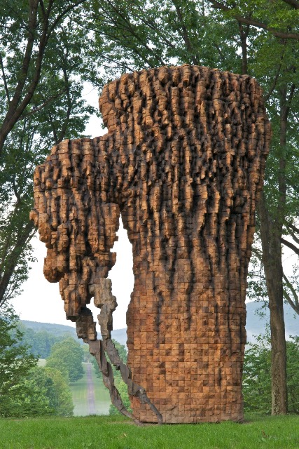 'Luba' (2009–10; cedro, bronce y grafito); Ursula von Rydingsvard. Colección Storm King Art Center