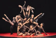Compañía de Carlos Acosta lleva su ‘Cuban Baroque’ al Sadler’s Wells de Londres Elenco de bailarines de Acosta Danza en mallas negras formando una pirámide sobre un círculo rojo, en la imagen promocional de ‘Cuban Baroque’.