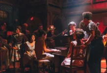 ‘Buena Vista Social Club’, el musical ganador de cinco premios Tony, tendrá su estreno mexicano en el Teatro de los Insurgentes Ensamble de músicos y actores en escena alrededor de un piano durante una función del musical ‘Buena Vista Social Club’, bajo iluminación cálida rojiza.