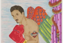 ‘Teddy Sandoval and the Butch Gardens School of Art’: primera retrospectiva del artista chicano y queer llega a El Museo del Barrio Estampa de Teddy Sandoval con un boxeador alado de guantes rojos y un tatuaje de corazón con la palabra “Hope”, frente a una serpiente emplumada sobre un telón púrpura con flores de lis.
