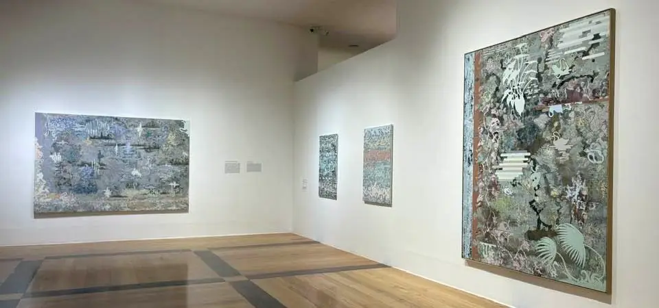 Vista de la última sala de Autorretrato no autorizado, con cuatro cuadros recientes de Flavio Garciandía