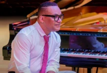 ‘Gonzalo Plays Pino’: el pianista cubano Gonzalo Rubalcaba estrena en Italia su homenaje a Pino Daniele Gonzalo Rubalcaba sentado ante un piano de cola en un escenario con iluminación cálida.
