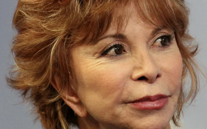 Isabel Allende, ganadora del Premio Planeta 2026 por ‘La hora antes del alba’, en la Feria del Libro de Fráncfort de 2015.
