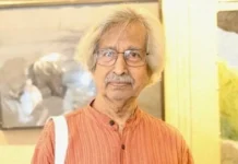 Jogen Chowdhury, figura mayor del arte moderno en la India, murió a los 87 años Jogen Chowdhury, de camisa naranja, ante obras enmarcadas en una exposición.