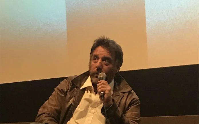 Mariano Llinás habla durante una presentación en un festival de cine.