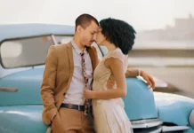 ‘Havana Coyotes’, un filme rodado en Cuba y con reparto cubano: mejor largometraje y mejor dirección en festival de Long Island, Nueva York Pareja frente a frente apoyada en un automóvil clásico turquesa en una zona costera de La Habana, imagen promocional de ‘Havana Coyotes’.