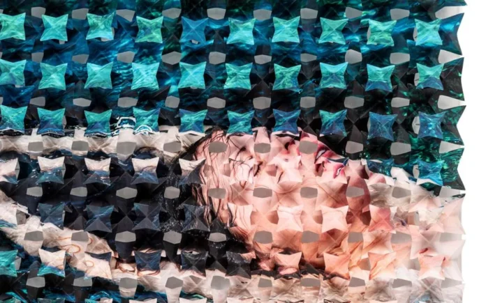 Pieza de la serie ‘My Autumn’ de Mabel Poblet: fotografías plegadas en origami sobre papel retroiluminado en tonos azules y plateados.