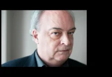 Enrique Vila-Matas, distinguido con el Premio Nacional de las Letras Españolas 2026 Retrato de Enrique Vila-Matas, ganador del Premio Nacional de las Letras Españolas 2026, con el logo de The Booker Prizes.