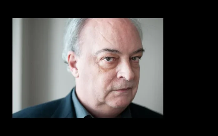 Retrato de Enrique Vila-Matas, ganador del Premio Nacional de las Letras Españolas 2026, con el logo de The Booker Prizes.